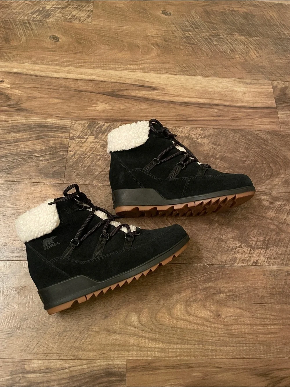 Sorel Evie Black Suede Sherpa-Lined Waterproof Wedge Lace-Up Bootie Size 8.5